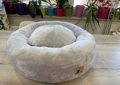 BAGEL kutyaágy rövidszőrű anyagból hosszú szőrben tartott kutyáknak L méret CosmopolitanPets