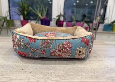 classic modell S méret kutyaágy fekhely cosmopolitanpets virágos kutyaágy